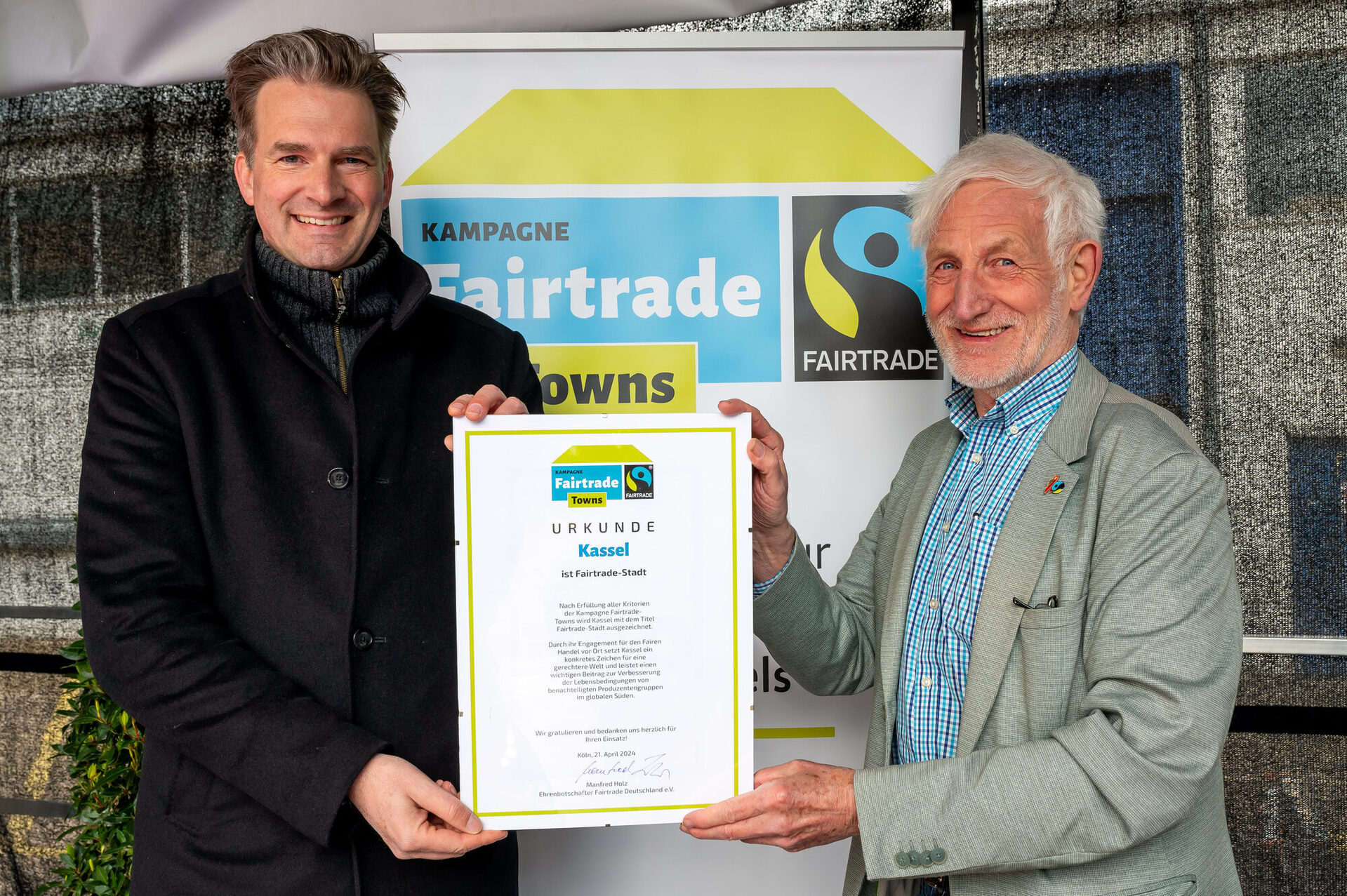 Die Stadt Kassel darf den offiziellen Titel „Fairtrade-Town“ tragen. Eine entsprechende Zertifizierung hat jetzt Manfred Holz als Ehrenbotschafter von Fairtrade Deutschland e.V. an Kassels Oberbürgermeister Sven Schoeller übergeben.